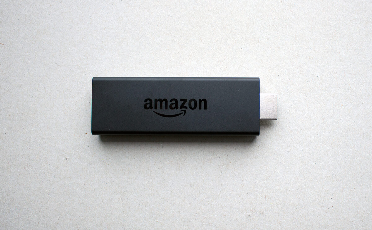 Amazon Fire TV Stick aangesloten op een TV met streaming interface op het scherm