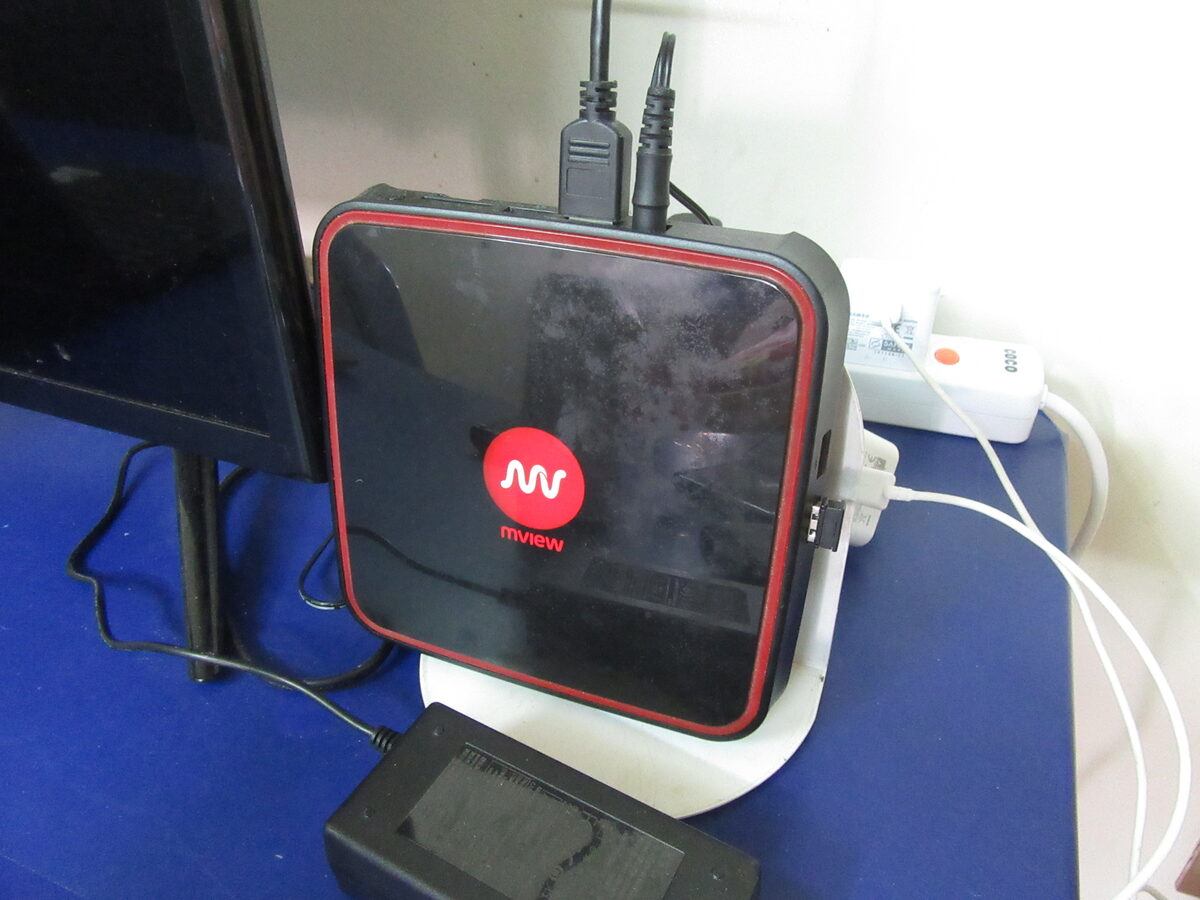 Streamingbox in een woonkamer aangesloten op TV, vergelijkbaar met Formuler setup