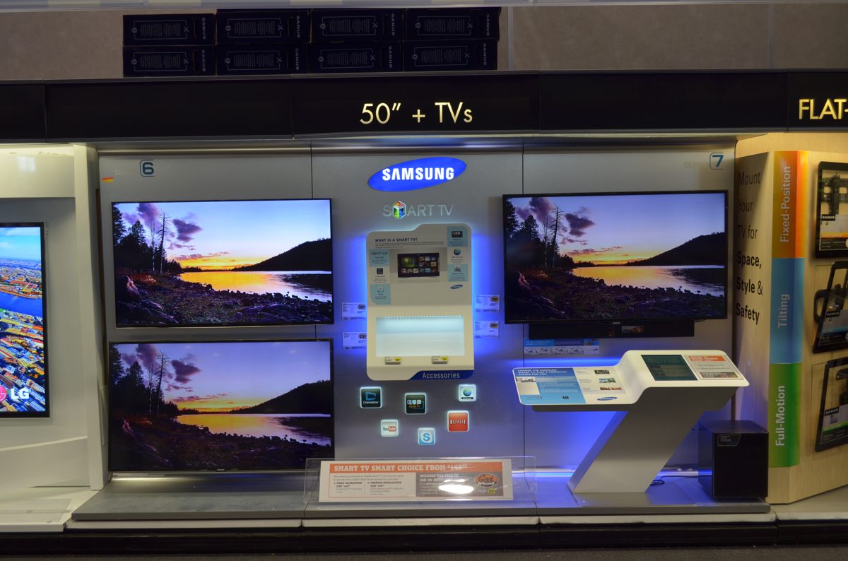 Moderne Samsung Smart TV in een woonkamer met streamingmenu — klassiek IPTV Nederland scenario