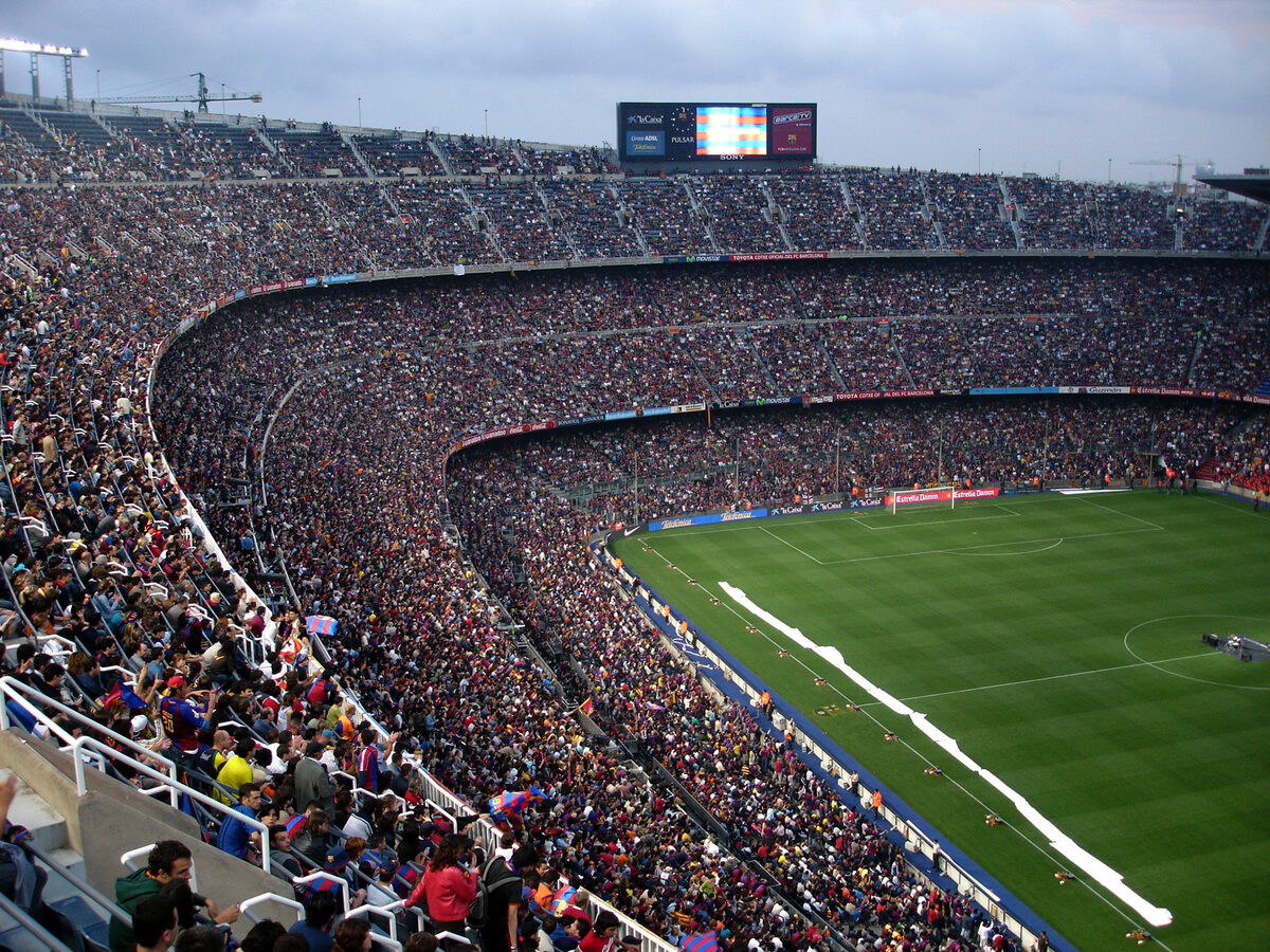 Vol voetbalstadion van binnen — de sfeer van een topwedstrijd waar IPTV-kijkers live bij willen zijn