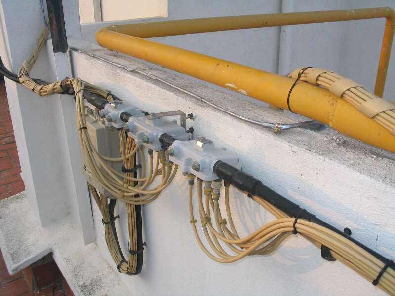Klassieke kabelinstallatie buiten een woning — het traditionele alternatief voor IPTV